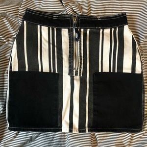 size small | UO denim mini skirt w/ metal zipper in front | deep pockets | retro